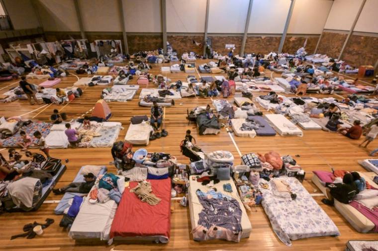 Des victimes des inondations hébergés dans un centre sportif à Porto Alegre, au Brésil, le 8 mai 2024 ( AFP / Nelson ALMEIDA )