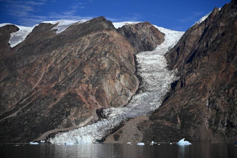 Une photographie prise dans le fjord Scoresby, dans l’est du Groenland, le 15 août 2023, montrant un glacier en train de fondre. ( AFP / OLIVIER MORIN )