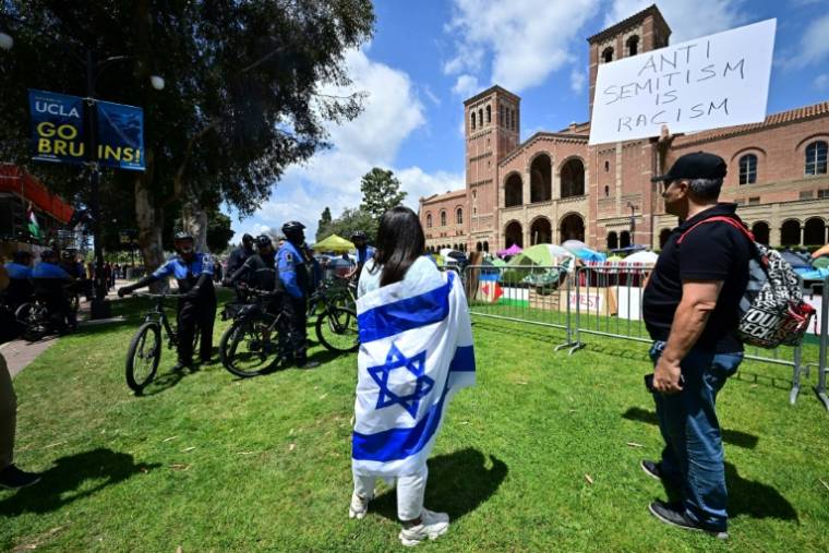 Des manifestants pro-israéliens protestent près du campement pro-palestinien à l'Université de Californie à Los Angeles (UCLA), le 26 avril 2024, alors que les manifestations se poursuivent contre la guerre entre Israël et le Hamas à Gaza ( AFP / Frederic J. Brown )