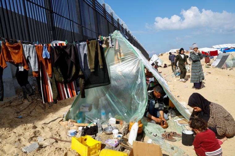 Une famille palestinienne déplacée s'abrite à la frontière avec l'Égypte, à Rafah