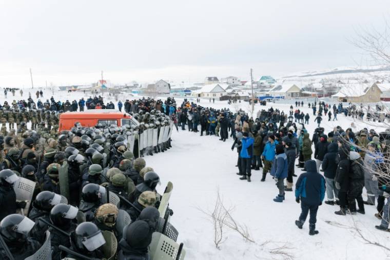 Des policiers anti-émeute déployés pour disperser des manifestants à à Baymak, après qu'un tribunal a condamné un militant local à quatre ans de prison, le 17 janvier 2024 dans la région centrale du Bashkortostan, en Russie ( AFP / Anya Marchenkova )