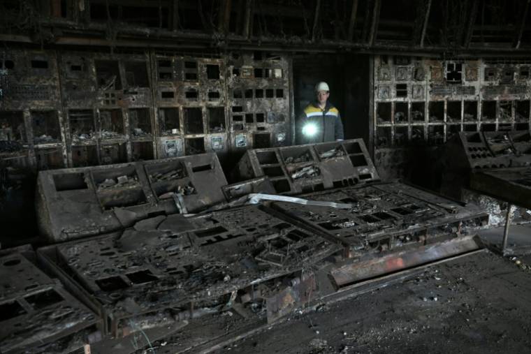 La salle de contrôle incendiée d'une centrale électrique du fournisseur DTEK, détruite après une attaque, dans un lieu non précisé en Ukraine, le 19 avril 2024 ( AFP / Genya SAVILOV )