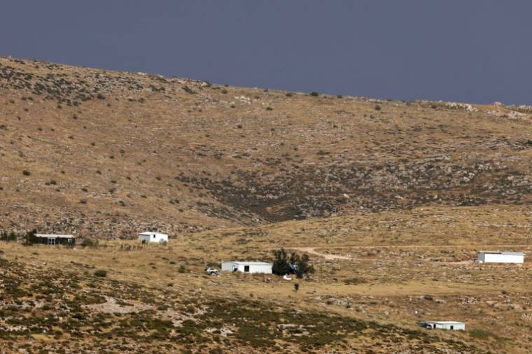 Un avant-poste sauvage construit par des colons israéliens près du village palestinien de Deir Jarir, dans la région de Ramallah, le  25 avril 2024  ( AFP / Zain JAAFAR )