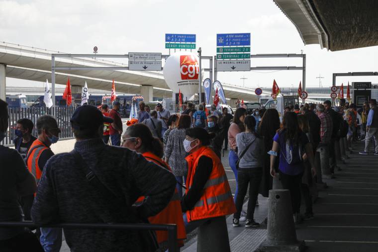 Une manifestation à l'aéroport de Roissy, vendredi 2 juillet ( AFP / GEOFFROY VAN DER HASSELT )