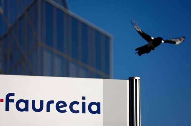 Logo de Faurecia près du siège de l'entreprise à Nanterre
