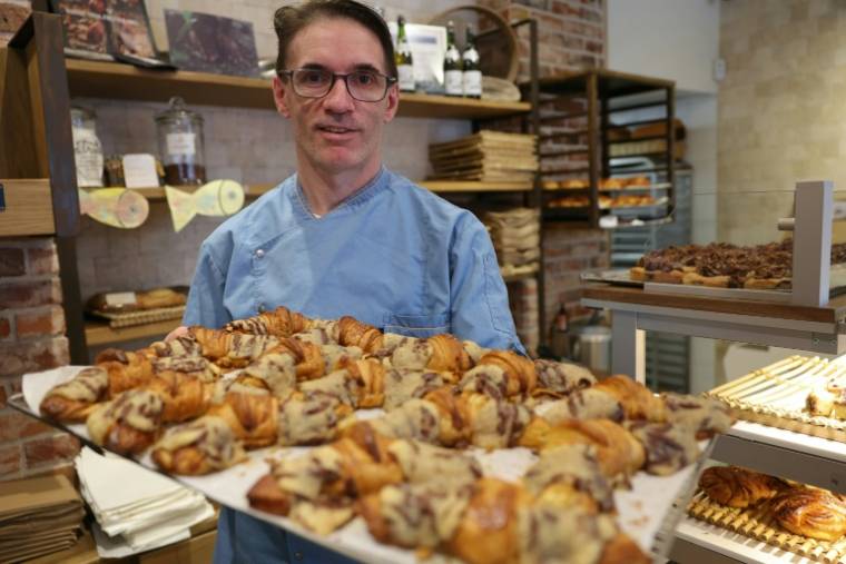 Le pâtissier Stéphane Louvard et ses crookies, un croissant français traditionnel mélangé à de la pâte à cookie, dans sa pâtisserie à Paris, le 2 avril 2024 ( AFP / Thomas SAMSON )