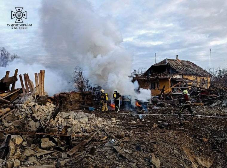 Photo d'archives de sauveteurs travaillant sur un site de maisons endommagées par un tir de missile russe, à Kiev