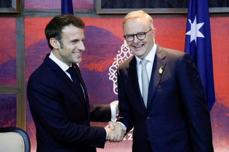 Le president de la République Emmanuel Macron rencontre le Premier ministre australien à l'occasion du G20 à Bali mercredi 16 novembre 2022.(Photo by Ludovic MARIN / POOL / AFP) ( POOL / LUDOVIC MARIN )