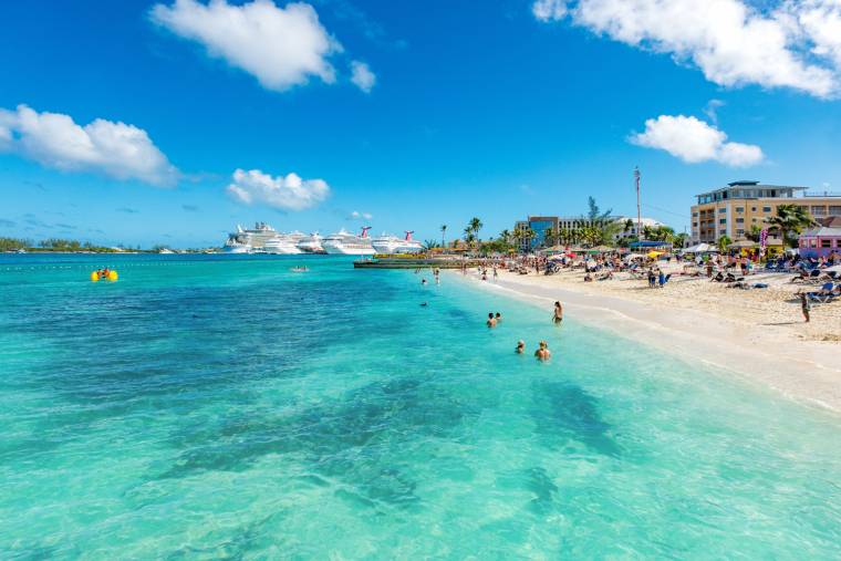 Découvrez l'île privée de Bernard Arnault aux Bahamas. Crédit photo : Adobe Stock