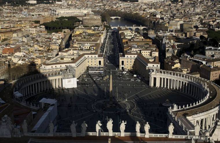 Vue générale de la place Saint-Pierre et de la ville de Rome depuis la basilique Saint-Pierre au Vatican