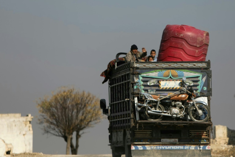 Des Syriens entassés sur un camion fuient les combats entre les rebelles et l'armée à Suran, une ville située entre Alep et Hama, le 3 décembre 2024 ( AFP / Bakr ALKASEM )