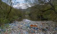 Des déchets plastiques flottent sur la rivière Morava à Pogragje au Kosovo, le 22 avril 2023 ( AFP / Armend NIMANI )