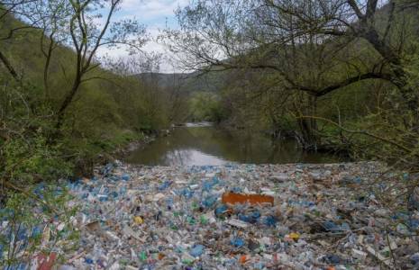 Des déchets plastiques flottent sur la rivière Morava à Pogragje au Kosovo, le 22 avril 2023 ( AFP / Armend NIMANI )
