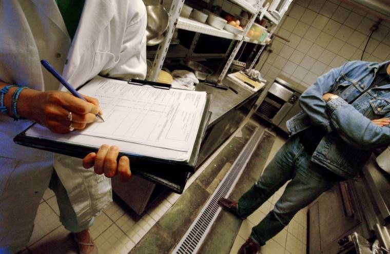 Un inspecteur sanitaire visite les cuisines d'un restaurant ( AFP / MYCHELE DANIAU )