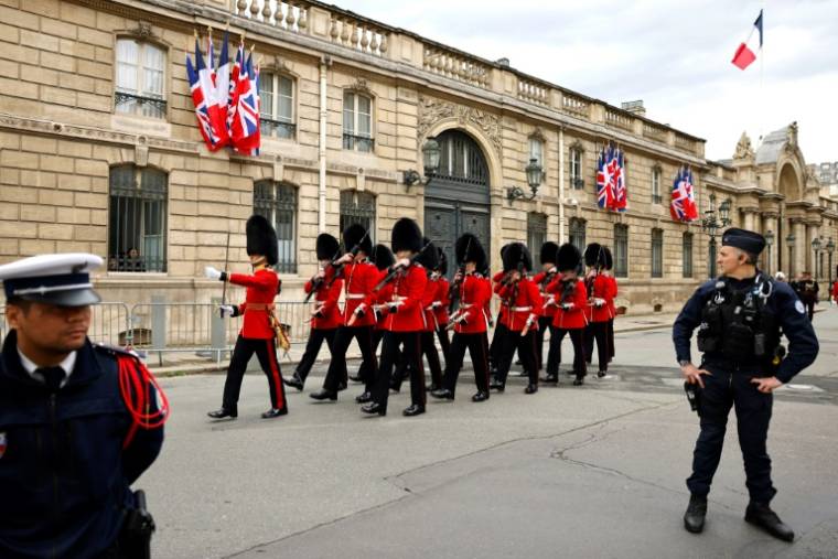Des membres de la "Number 7 Company Coldstream Guards" défilent devant l'Elysée, à Paris, le 8 avril 2024 ( AFP / Ludovic MARIN )