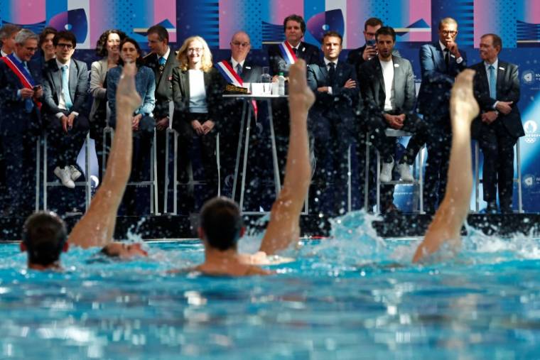 Le président Emmanuel Macron assiste à un spectacle de natation artistique synchronisée lors de l'inauguration du centre aquatique de Saint-Denis, le 4 avril 2024 en Seine-Saint-Denis ( POOL / Gonzalo Fuentes )