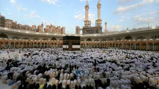 Des musulmans accomplissent la prière matinale de l'Aïd al-Adha autour de la Kaaba, à la Grande Mosquée de La Mecqu, le 16 juin 2024 en Arabie saoudite ( AFP / - )