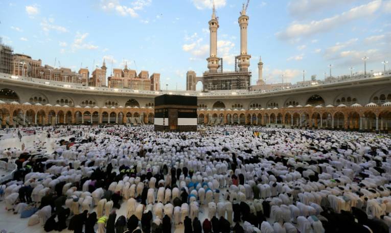 Des musulmans accomplissent la prière matinale de l'Aïd al-Adha autour de la Kaaba, à la Grande Mosquée de La Mecqu, le 16 juin 2024 en Arabie saoudite ( AFP / - )