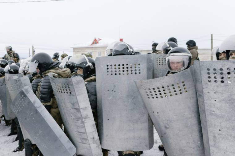 Des policiers anti-émeute déployés pour disperser des manifestants à Baymak après qu'un tribunal a condamné un activiste local à quatre ans de prison, le 17 janvier 2024 dans la région centrale de Bashkortostan, en Russie ( AFP / Anya Marchenkova )