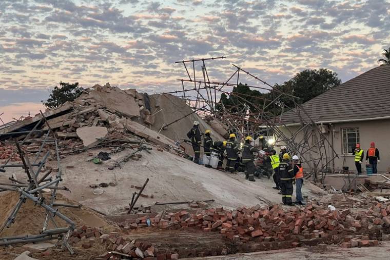 Secouristes sur le site d'un immeuble effondré à George, le 7 mai 2024 ( AFP / Willie van Tonder )