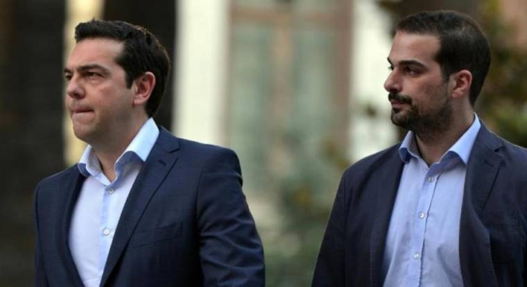 Le Premier ministre Alexis Tsipras et son porte-parole Gavriil Sakellaridis, le 6 juillet 2015 à la sortie du palais présidentiel à Athènes. (© L. Gouliamaki / AFP)