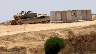 Un char de l'armée israélienne prend position dans une zone de la frontière sud d'Israël avec la bande de Gaza, le 13 juin 2024 ( AFP / JACK GUEZ )