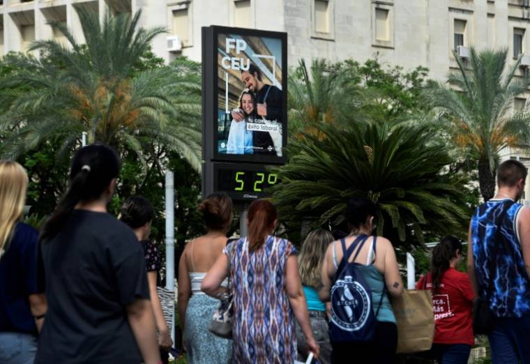 Un thermomètre de rue indique une température de 52°C à Séville, le 10 juillet 2023 ( AFP / CRISTINA QUICLER )