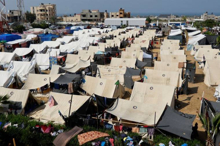 Des Palestiniens s'abritent dans un camp géré par les Nations Unies à Khan Younis