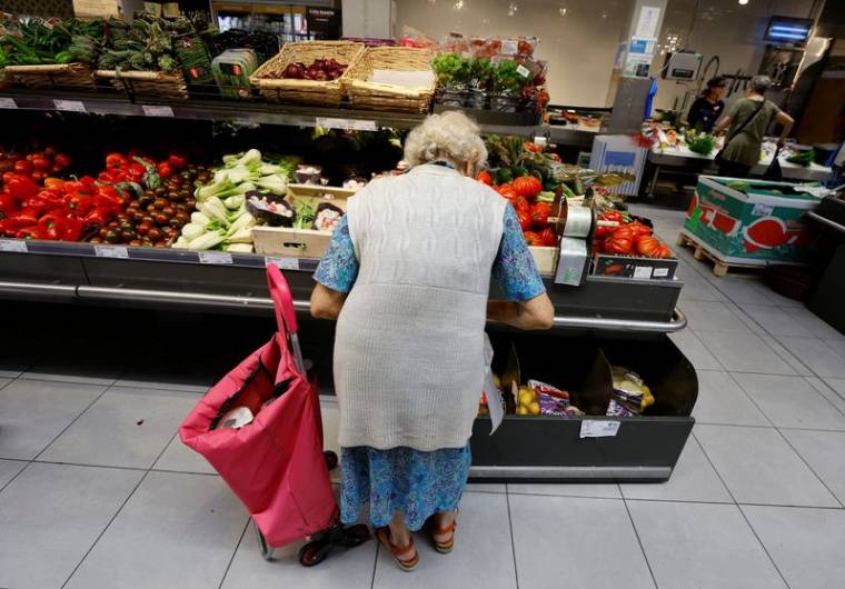 Une femme fait ses courses dans un supermarché à Nice, en France