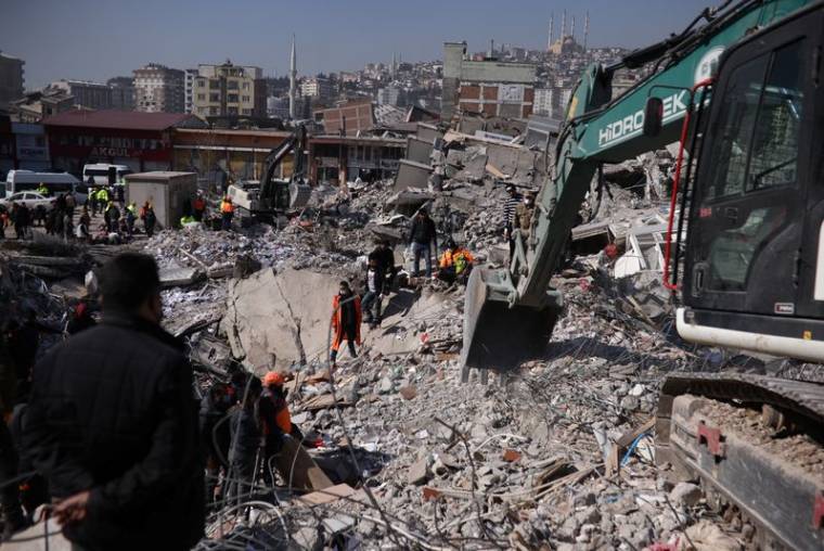 Des sauveteurs recherchent des victimes et des survivants piégés sous les décombres à la suite du tremblement de terre à Kahramanmaras, en Turquie