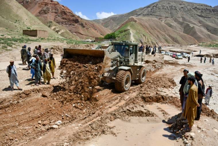 Des ouvriers réparent la route détruite par les inondations dans le district de Nahrin de la province de Baghlan, au nord du pays, le 12 mai 2024 ( AFP / Atif ARYAN )