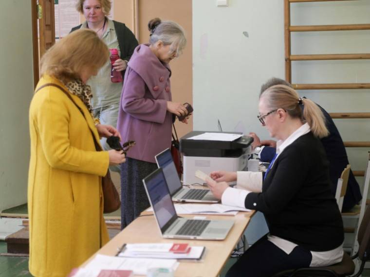 Des électeurs votent au premier tour de la présidentielle en Lituanie, le 12 mai 2024 à Vilnius  ( AFP / PETRAS MALUKAS )