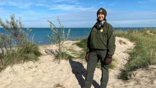 La biologiste Laura Brennan devant le lac Michigan dans le Parc national des Dunes de l'Indiana, le 2 novembre 2023 ( AFP / Lucie AUBOURG )