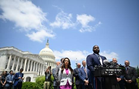 Des élus américains devant le Congrès à Washington, le 30 mai 2023 ( AFP / Mandel NGAN )