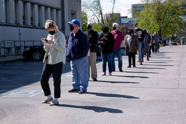 Des gens font la queue devant un centre de carrière à Louisville, États-Unis