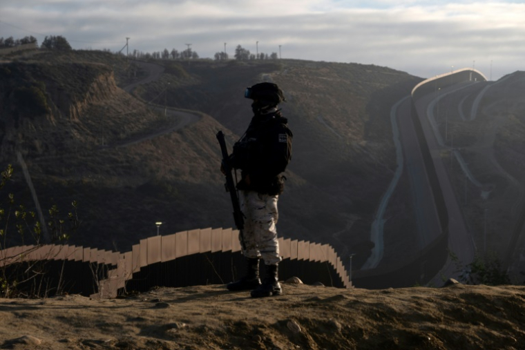 Un officier de la Garde nationale du Mexique monte la garde près de la frontière entre le Mexique et les Etats-Unis à Tijuana dans le nord-ouest du Mexique le 5 février 2025 ( AFP / Guillermo Arias )