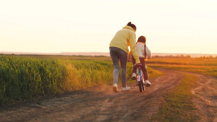 En tant que mère de famille, vous pouvez peut-être bénéficier d’une surcote de votre pension de retraite. Pour y prétendre, vous devez cumuler 43 années de cotisations dès vos 63 ans. ( crédit photo : Shutterstock )