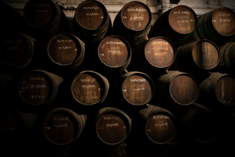 Des fûts de vin de Porto dans une cave à Vila Nova de Gaia, le 30 septembre 2024 dans le nord du Portugal ( AFP / MIGUEL RIOPA )