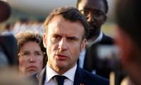 Le président Emmanuel Macron s'exprime devant la presse à son arrivée à Cayenne, le 25 mars 2024 ( AFP / Ludovic MARIN )