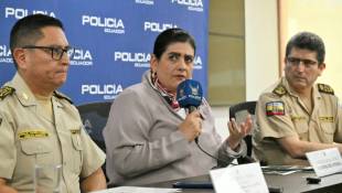 La ministre de l'Intérieur Monica Palencia (d), le commandant général de la police Cesar Zapata (g) et le directeur des enquêtes de la police Fredy Sarzosa, lors d'une conférence de presse à Quito, après l'arrestation de Colon Pico, le 22 avril 2024 en Equateur ( AFP / Rodrigo BUENDIA )