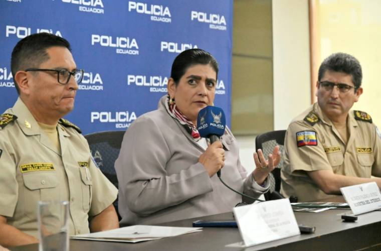 La ministre de l'Intérieur Monica Palencia (d), le commandant général de la police Cesar Zapata (g) et le directeur des enquêtes de la police Fredy Sarzosa, lors d'une conférence de presse à Quito, après l'arrestation de Colon Pico, le 22 avril 2024 en Equateur ( AFP / Rodrigo BUENDIA )
