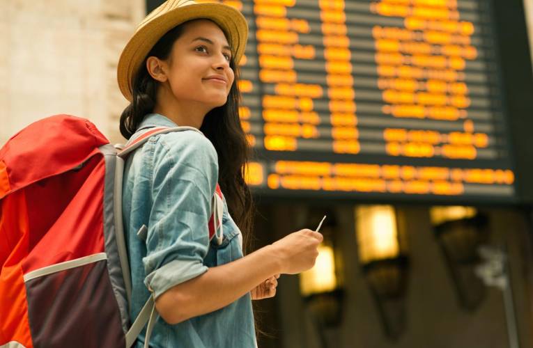 Il peut être compliqué de voyager quand on est jeune et que l’on a un petit budget. ( crédit photo : Getty Images )
