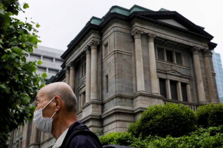 JAPON: LA BOJ PLUS PESSIMISTE SUR L'INFLATION, RÉAFFIRME SON SOUTIEN