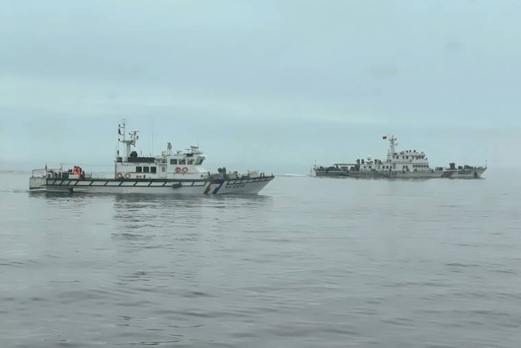 Photo diffusée par les gardes-côtes taïwanais, le 24 mai 2024, montrant un navire des gardes-côtes taïwanais (g) surveillant un navire des gardes-côtes chinois près de l'île de Wuqiu ( Gardes-côtes taïwanais / Handout )