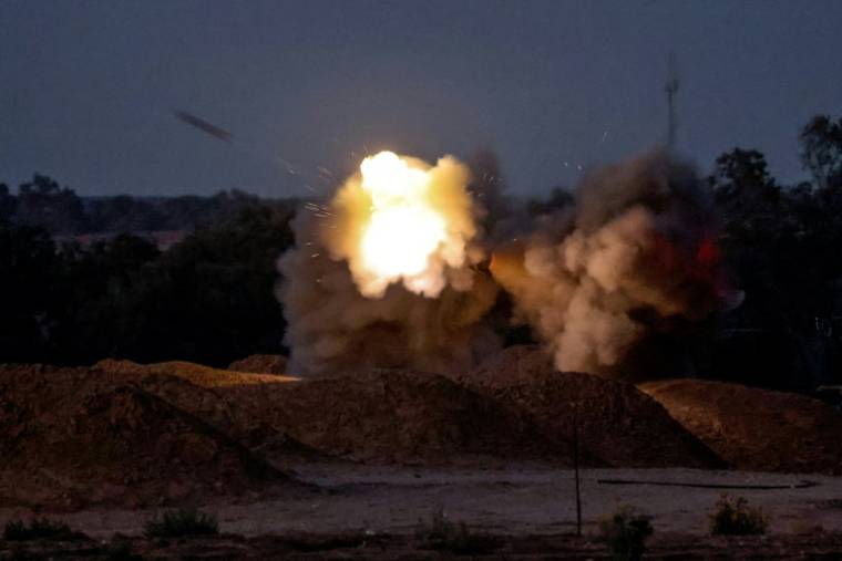 Tir d'artillerie vers la bande de Gaza, depuis une position frontalière dans le sud d'Israël, le 8 mai 2024 ( AFP / JACK GUEZ )