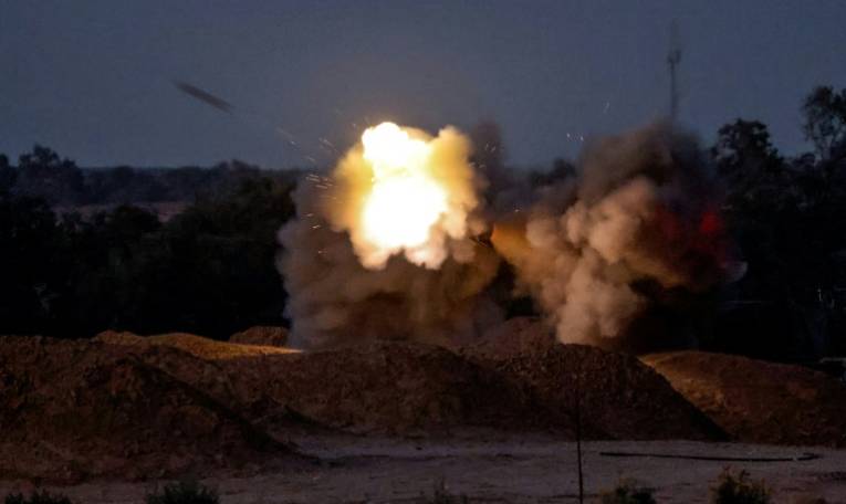 Tir d'artillerie vers la bande de Gaza, depuis une position frontalière dans le sud d'Israël, le 8 mai 2024 ( AFP / JACK GUEZ )