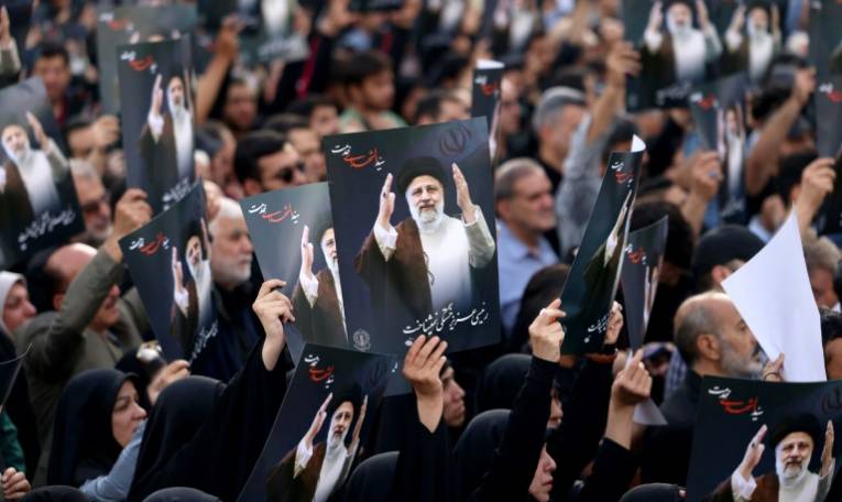 Des Iraniens rassemblés à Téhéran, pour pleurer la mort du président Ebrahim Raissi, du ministre des Affaires étrangères Hossein Amir-Abdollahian et de sept autres personnes dans un accident d'hélicoptère survenu la veille, le 20 mai 2024 ( AFP / ATTA KENARE )