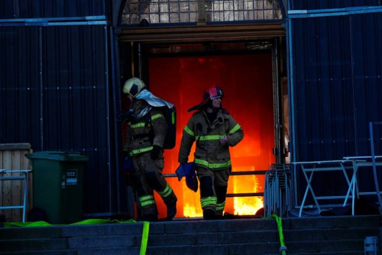 Des pompiers luttent contre l'incendie de l'ancienne Bourse de Copenhague, le 16 avril 2024 ( Ritzau Scanpix / Ida Marie Odgaard )