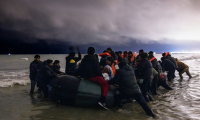 Des migrants tentent de traverser la Manche à bord d'un canot gonflable de passeurs à Sangatte, près de Calais, le 30 octobre 2024 ( AFP / SAMEER AL-DOUMY )