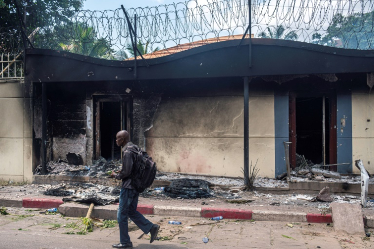 Une partie incendiée de l'ambassade de France après à une attaque du bâtiment lors d'une manifestation contre l'escalade du conflit dans l'est de la RDC, le 28 janvier 2025 à Kinshasa ( AFP / Hardy BOPE )